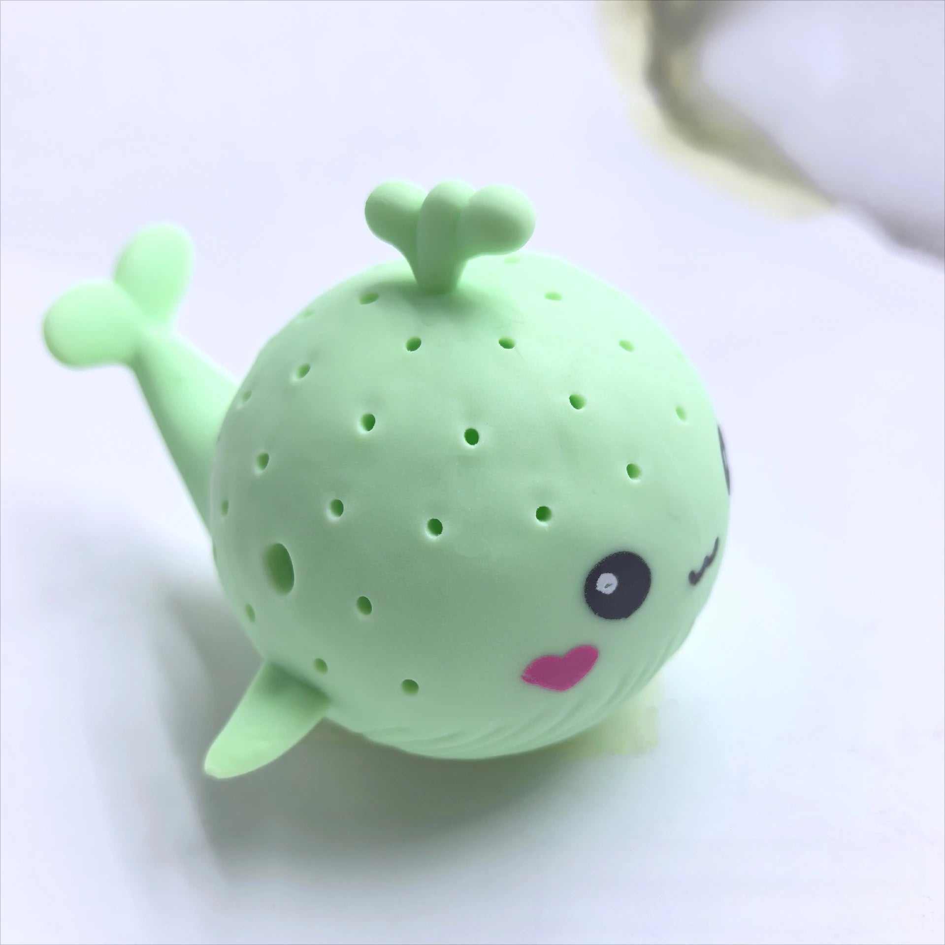 Water‑Absorbing Whale Bath Toy – Sponge Squeeze Stress‑Relief for Kids - Georgenest.com